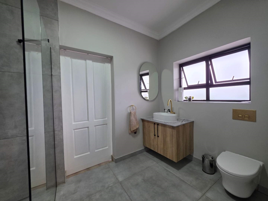 5 Bedroom Property for Sale in Plattekloof Western Cape